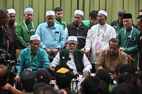 Perikatan sweeps up all 32 seats in Terengganu